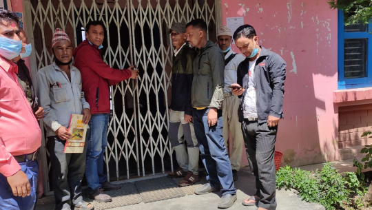 शिक्षा इकाई डडेल्धुरामा तालाबन्दी, अनुदान शिक्षककाे तलब निकासा हुनुपर्ने माग
