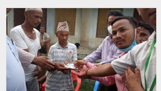 कैलालीका बाढी पीडितलाई कतार प्रहरीमा कार्यरत नेपालीद्धारा ५० हजार सहयोग