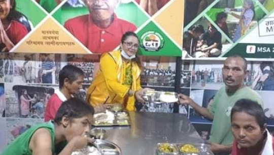 पितृहरुको पुण्यतिथीमा कुँवरद्वारा मानव सेवा आश्रमलाई सहयोग