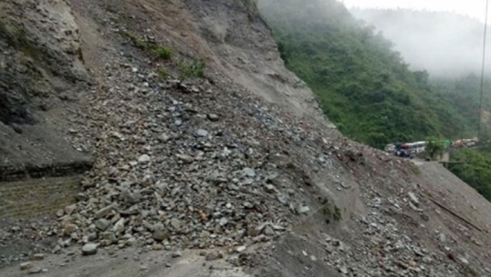 अछामको साँफे–मार्तडी सडक अवरुद्ध