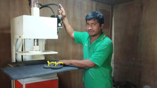 लकडाउनले सिकाएको पाठः निजी विद्यालयका शिक्षकले सुरु गरे चप्पल उद्योग