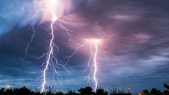 बझाङमा चट्याङ र हावाहुरीले विद्युत् लाइनमा क्षति