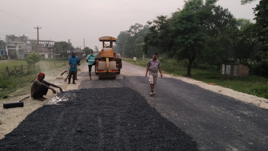 कैलालीको चिसापानी–अत्तरियासम्मको सडकखण्ड मर्मत गरिँदै