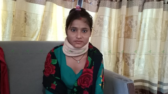 डडेल्धुरामा एक युवतीमाथि गाउँलेद्वारा घरमै कुटपिट, कपडा च्यातेर गोबर खुवाएको आरोप