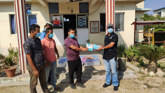 सेती प्रादेशिक अस्पतालको क्यान्टिनद्धारा ट्राफिक प्रहरीलाई स्वास्थ्य सामाग्री सहयोग