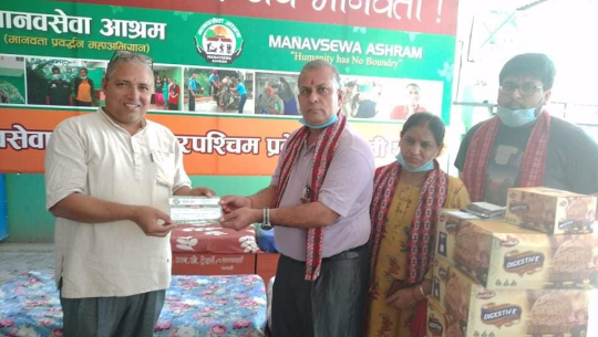 सुदूरफुड इन्ड्रस्टिजका संचालक अग्रवालद्वारा मानव सेवा आश्रमलाई सहयोग