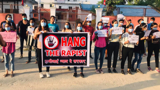 बलात्कारीलाई फाँसीको सजाय माग गर्दै धनगढीमा प्रदर्शन