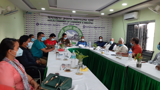 धनगढीको ६ लेन सडकमा पार्किङ गरिएका ट्याङकर हटाउन व्यवसायीकोे माग