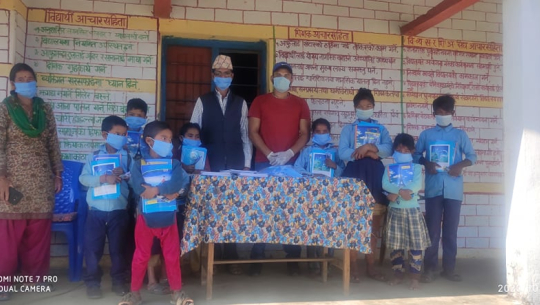 समाजसेवी नाथले गरे विद्यार्थीलाई सहयोग