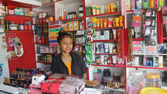 धनगढीमा संक्रमणको जोखिमकैबीच खुलेका ब्युटीपालर ग्राहक नआउँदा सुनसान