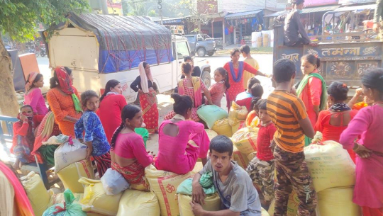 डोटीमा ढिके नुनसँग भटमास र बेथे साट्दै किसान