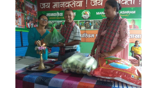 होटलका सञ्चालक लामा दम्पत्तीद्वारा मानव सेवा आश्रमलाई सहयोग