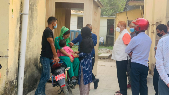 धनगढीमा हत्या गरिएका प्रहरीका परिवारलाई सुदूरपश्चिमका अर्थमन्त्री बोहराको सान्त्वना