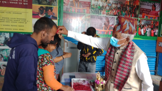 धनगढी ५ का वडाध्यक्षले मानव सेवा आश्रममा आश्रीतलाई टीका लगाए