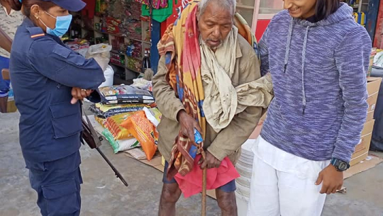 धनगढी चौराहबाट वेवारिसे बृद्धको उद्दार