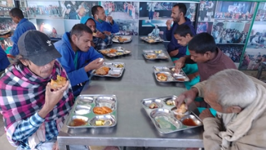 बुवाको पुण्यतिथिमा सडक मानवलाई खाजा