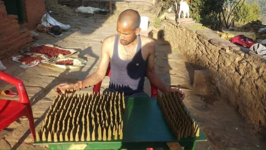 भारतमा सिकेको सीप स्वदेशमाः डडेल्धुराको गाउँमा ‘गब्य धुप’ बनाउँदैछन् भानबहादुर