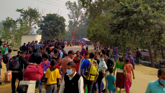 सीमामा अटो चालक र बस चालकको लुट