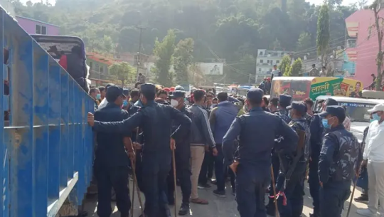 डोटीमा मोटरसाइकलको ठक्करबाट बृद्धाको मृत्यु भएपछि यातायात बन्द