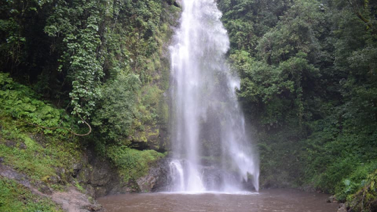 पर्यटकको आकर्षण बन्दै डोटीको छहरा झरना