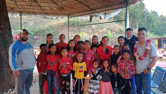 जन्मदिनमा पुजाराले खुवाए सहारा विहिनलाई खाना