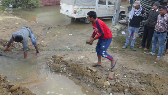 धनगढीमा ठाउँ-ठाउँमा पाइप फुट्दा पानी छताछुल्ल, उपभोक्ता मर्कामा