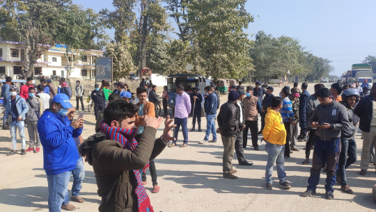 कांग्रेस नेता पौडेललाई पक्राउ गरिएको विरोध गदै अत्तरियामा चक्काजाम