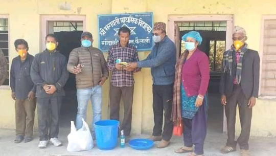गोदावरी नगरपालिका वडा नम्बर १२ द्वारा विद्यार्थीलाई स्वास्थ्य सुरक्षा सामग्री वितरण