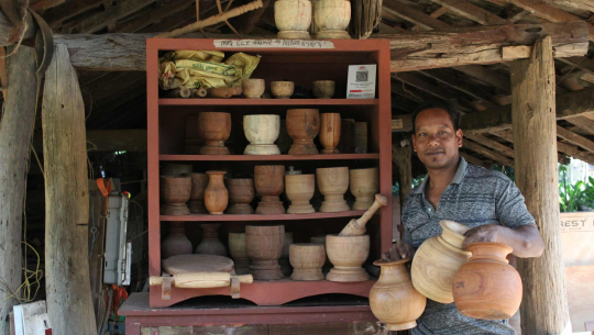 काठका भाँडाकुँडाबाट आत्मनिर्भर मुक्त कमैया, मासिक ५० हजार कमाइ