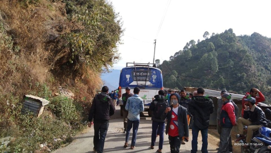 बझाङमा बसको ठक्करबाट मृत्यु भएकी बालिकाका आफ्न्तद्वारा राजमार्ग अवरुद्ध