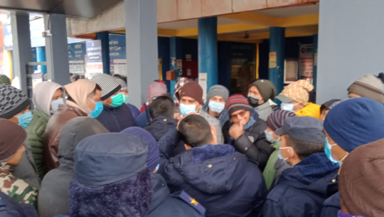 धनगढी बस पार्कमा तनाव, नयाँ यातायात प्रालिको काउन्टर  हटाउन दबाब