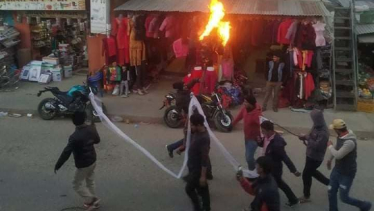 संसद् विघटन गरेको भन्दै डडेल्धुरामा प्रधानमन्त्री ओलीको पुतला जलाइयो