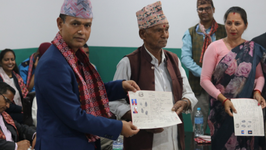 322 households in Dadeldhura receive land ownership certificates