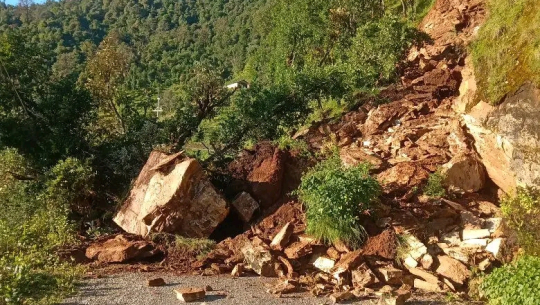 पहिराले बैतडीको ढोल्यामोड–पुर्चौंडी हाट सडक अवरुद्ध