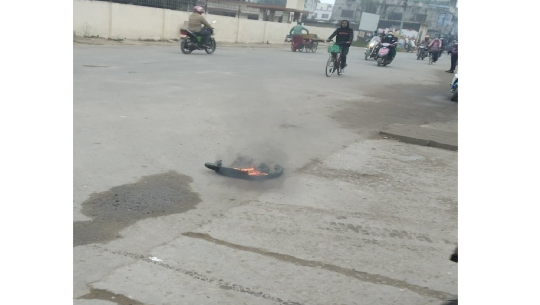 प्रधानमन्त्री ओलीले धनगढीमा पाइला टेक्न नपाउँदै विरोध सुरु, बालियो टायर