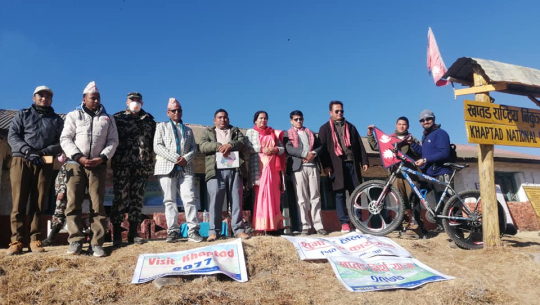  ‘हेली टुर प्याकेज’ को उद्घाटन गर्न खप्तड पुगेको सुदूरपश्चिमका मुख्यमन्त्री त्रिलोचन भट्टसहितको टोली 