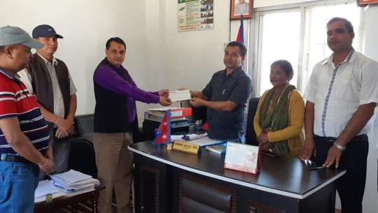 डडेल्धुरामा पिसिआर प्रयोगशाला सञ्चालन गर्न नवदुर्गाद्वारा १० लाख सहयोग