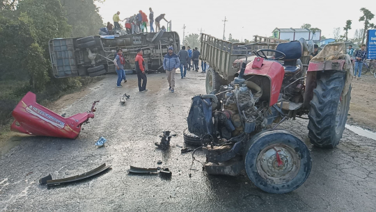 कैलालीमा बस र ट्रयाक्टर ठोक्किए, ४ जना घाइते