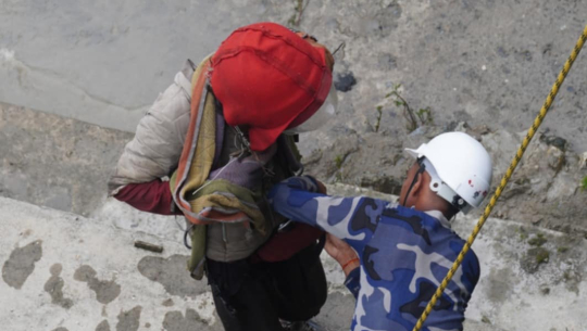 दार्चुलाको महाकाली नदीको बीचमा अड्किएका पुरुषको सकुशल उद्धार