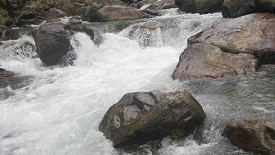 बझाङ्गमा खोलाले बगाउँदा एक वृद्ध बेपत्ता