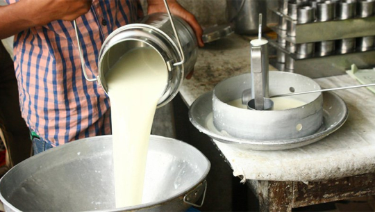 दूध बिक्री नभएपछि भैँसी बेच्दै किसान