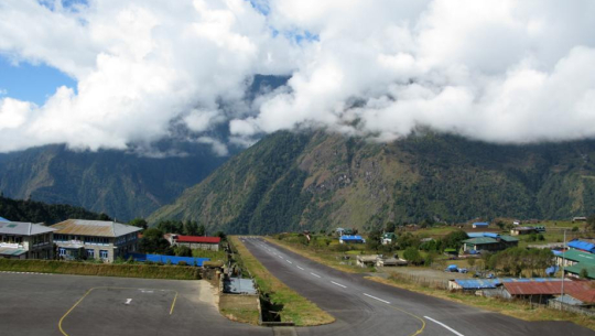 लुक्लामा हवाई उडान प्रभावित हुँदा पर्यटकहरू समस्यामा