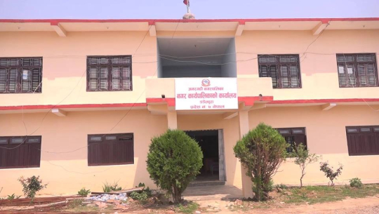विद्यार्थीलाई दैनिक खाजा दिँदै डडेल्धुराको अमरगढी नगरपालिका