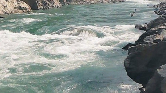 डोटीको ठूली गाड नदीमा बाढीले गर्‍यो खतराको तह पार