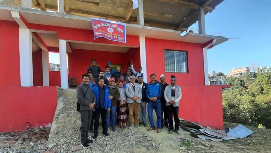 नेकपा डडेल्धुरा पार्टी कार्यालयमा पनि एमालेको ब्यानर