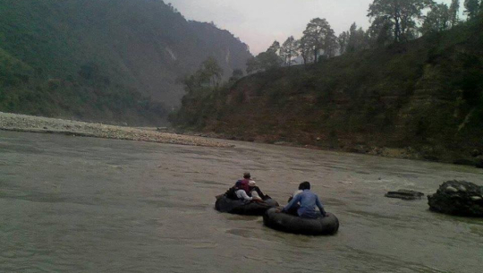 अलपत्र परेका नेपाली महाकाली तरेर फर्किदै