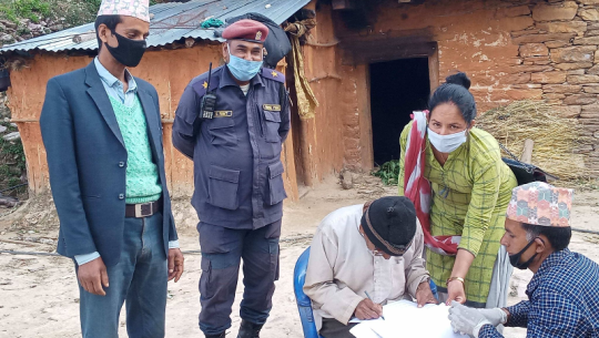 बैतडीको सुर्नयाले घरमै पुगेर सामाजिक सुरक्षा भत्ता वितरण गर्दै