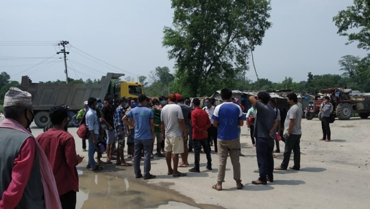 नगरपालिकाले प्लाष्टिकको चामल दिएपछि कैलालीको क्वारेन्टाइनमा बसेका अन्दोलित