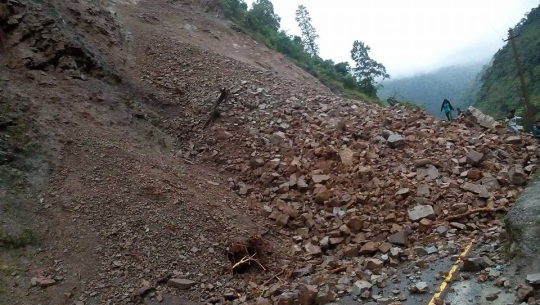 बझाङमा पहिरो जाँदा सडक अबरुद्ध