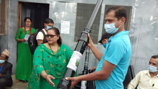 बैतडीको दशरथचन्दद्वारा किसानलाई बाँदर धपाउने यन्त्र वितरण